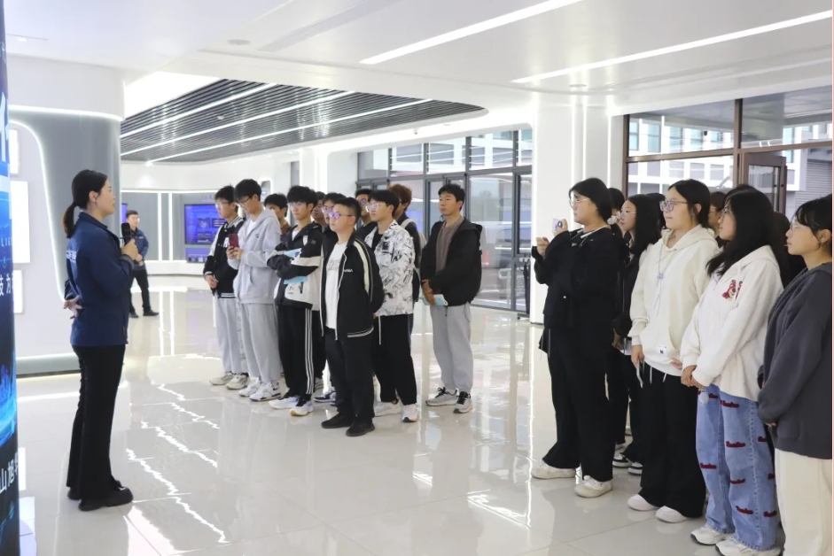 筑牢基础 展望未来 ▏唐山学院会计学院学生到upay钱包官网智能参观学习